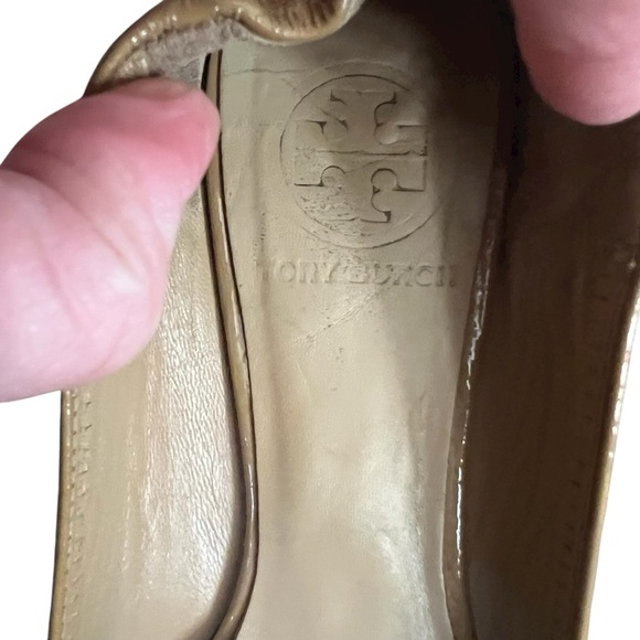 TORY BURCH Logo Ballet Flat Gold Reva Patent Iced Coffee Tan Beige Size 6.5 - Picture 12 of 13